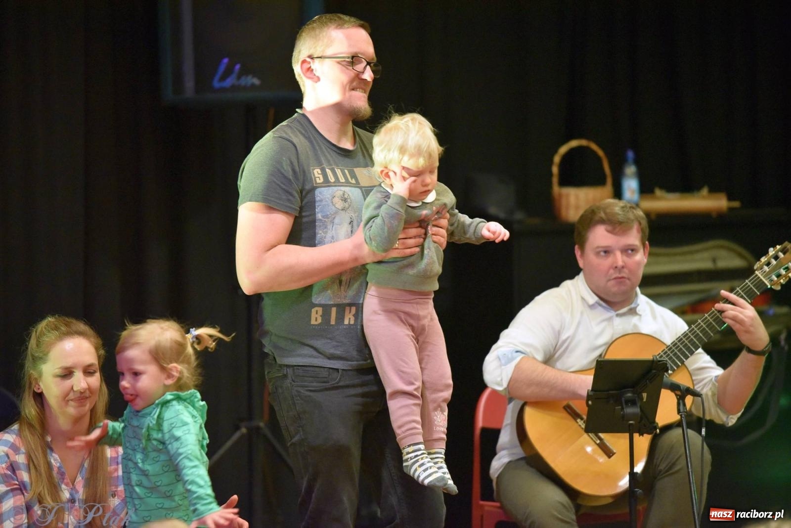 Zdjęcie w galerii na portalu naszraciborz.pl: Od klasyki do Afryki. Perkusja na spotkaniu maluchów z dźwiękami wiadomości z regionu