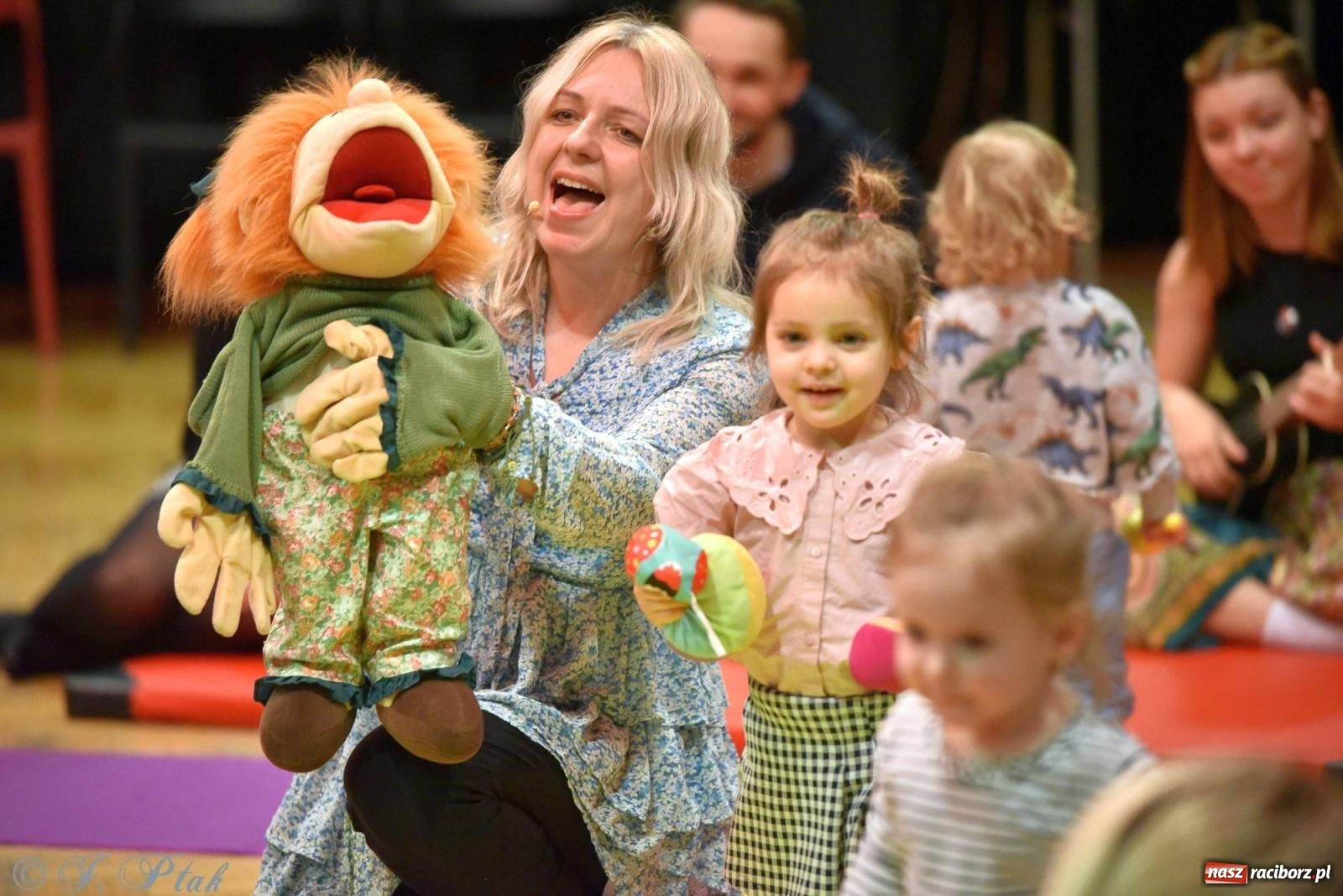 Zdjęcie w galerii na portalu naszraciborz.pl: Od klasyki do Afryki. Perkusja na spotkaniu maluchów z dźwiękami wiadomości z regionu