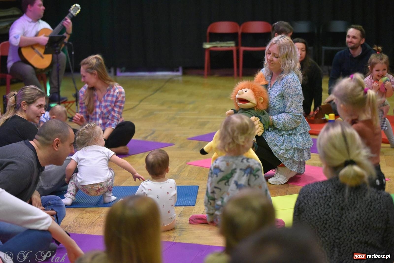 Zdjęcie w galerii na portalu naszraciborz.pl: Od klasyki do Afryki. Perkusja na spotkaniu maluchów z dźwiękami wiadomości z regionu