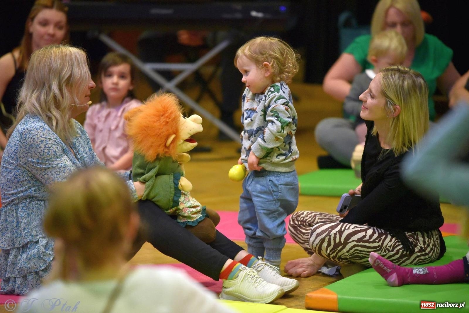 Zdjęcie w galerii na portalu naszraciborz.pl: Od klasyki do Afryki. Perkusja na spotkaniu maluchów z dźwiękami wiadomości z regionu