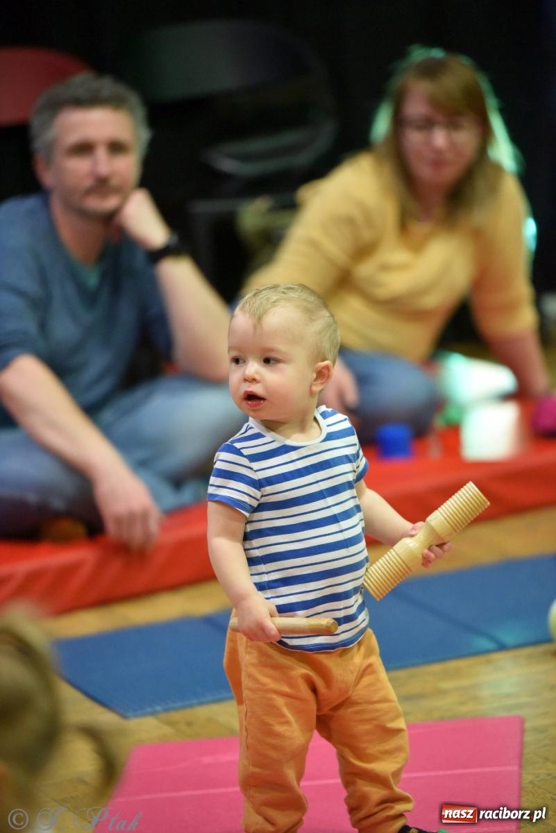 Zdjęcie w galerii na portalu naszraciborz.pl: Od klasyki do Afryki. Perkusja na spotkaniu maluchów z dźwiękami wiadomości z regionu