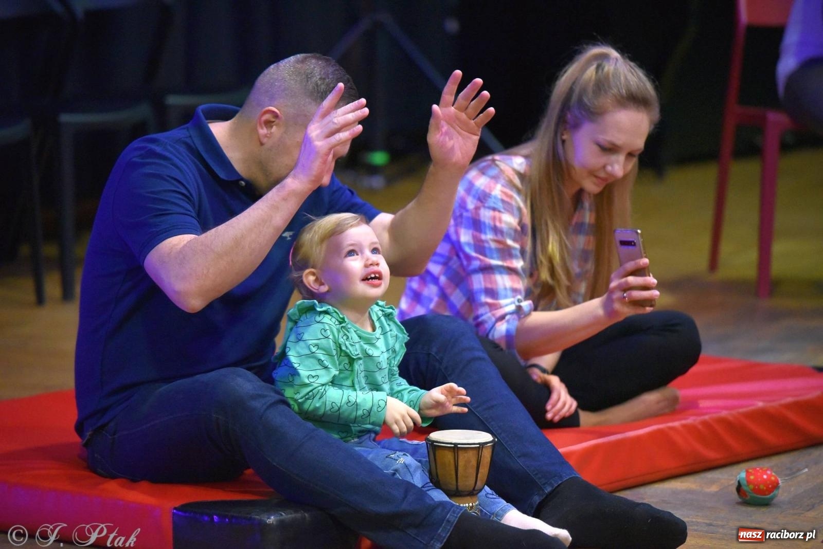 Zdjęcie w galerii na portalu naszraciborz.pl: Od klasyki do Afryki. Perkusja na spotkaniu maluchów z dźwiękami wiadomości z regionu