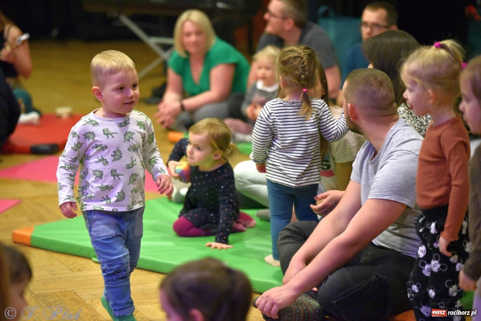 Zdjęcie w galerii na portalu naszraciborz.pl: Od klasyki do Afryki. Perkusja na spotkaniu maluchów z dźwiękami wiadomości z regionu