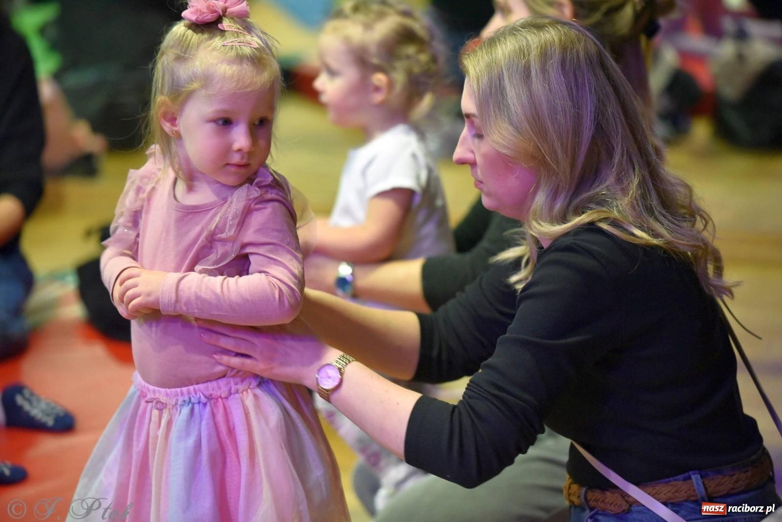 Zdjęcie w galerii na portalu naszraciborz.pl: Od klasyki do Afryki. Perkusja na spotkaniu maluchów z dźwiękami wiadomości z regionu