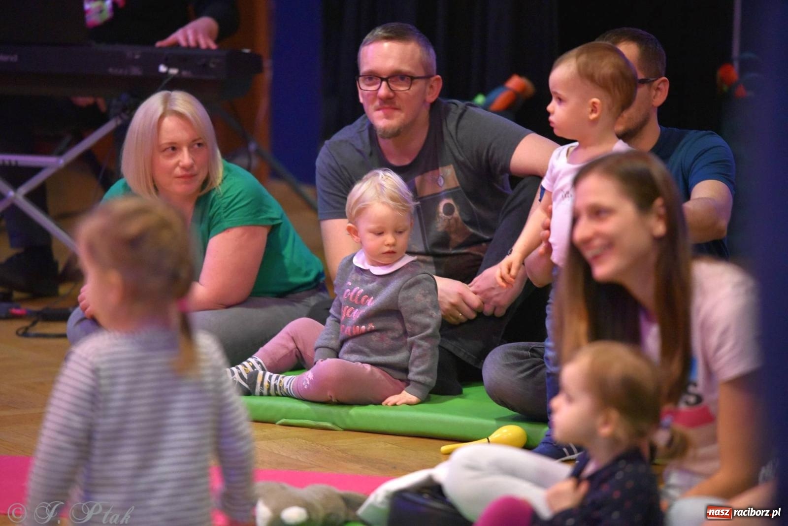 Zdjęcie w galerii na portalu naszraciborz.pl: Od klasyki do Afryki. Perkusja na spotkaniu maluchów z dźwiękami wiadomości z regionu