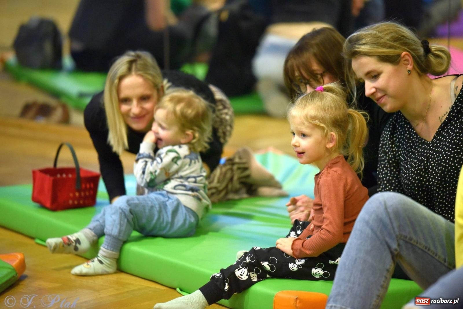 Zdjęcie w galerii na portalu naszraciborz.pl: Od klasyki do Afryki. Perkusja na spotkaniu maluchów z dźwiękami wiadomości z regionu