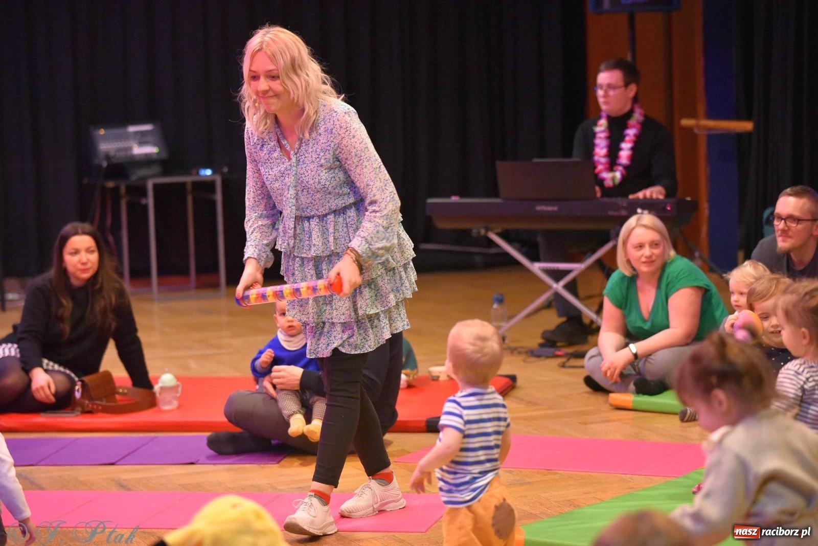 Zdjęcie w galerii na portalu naszraciborz.pl: Od klasyki do Afryki. Perkusja na spotkaniu maluchów z dźwiękami wiadomości z regionu