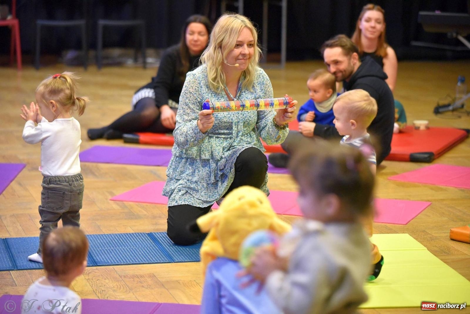 Zdjęcie w galerii na portalu naszraciborz.pl: Od klasyki do Afryki. Perkusja na spotkaniu maluchów z dźwiękami wiadomości z regionu
