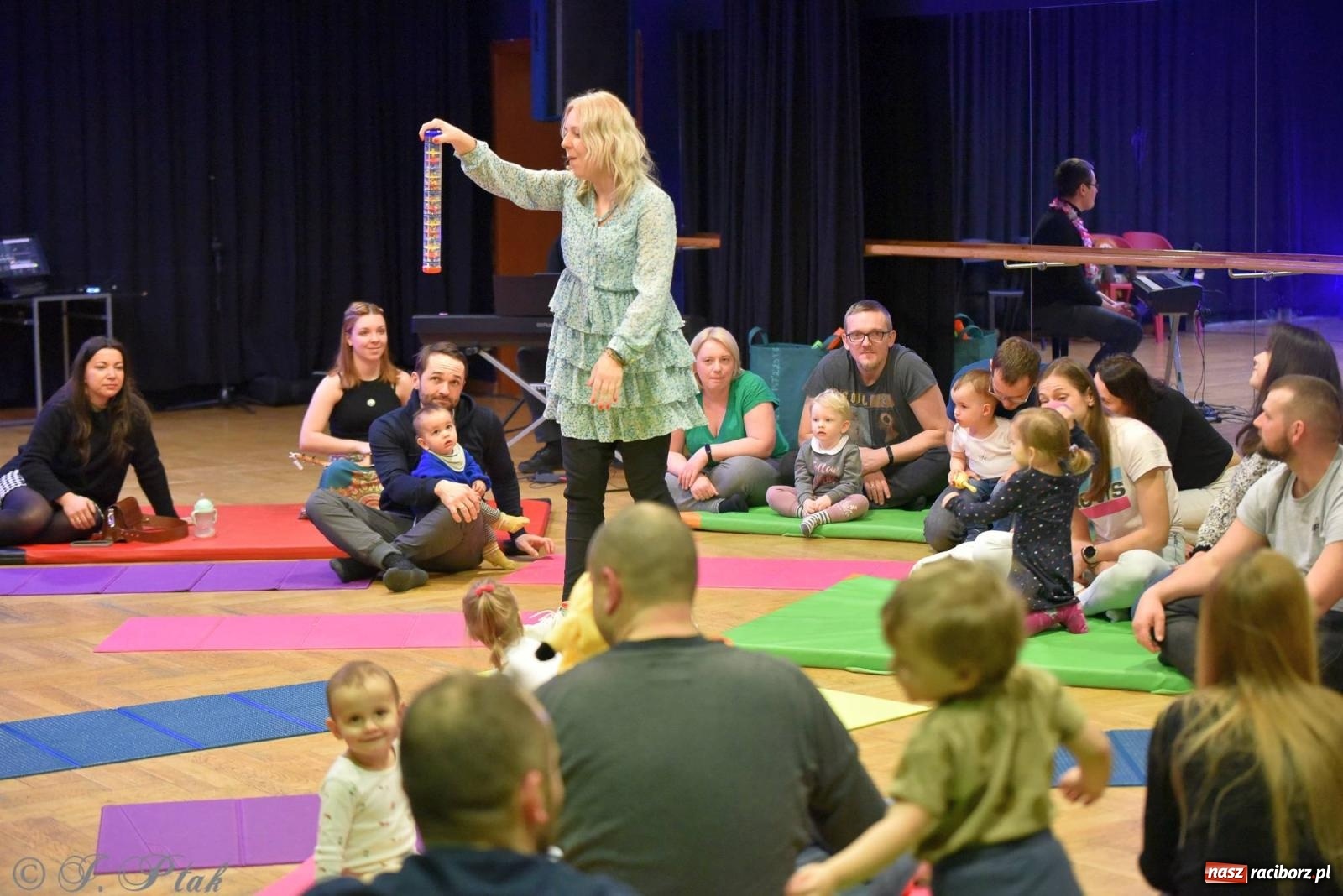 Zdjęcie w galerii na portalu naszraciborz.pl: Od klasyki do Afryki. Perkusja na spotkaniu maluchów z dźwiękami wiadomości z regionu