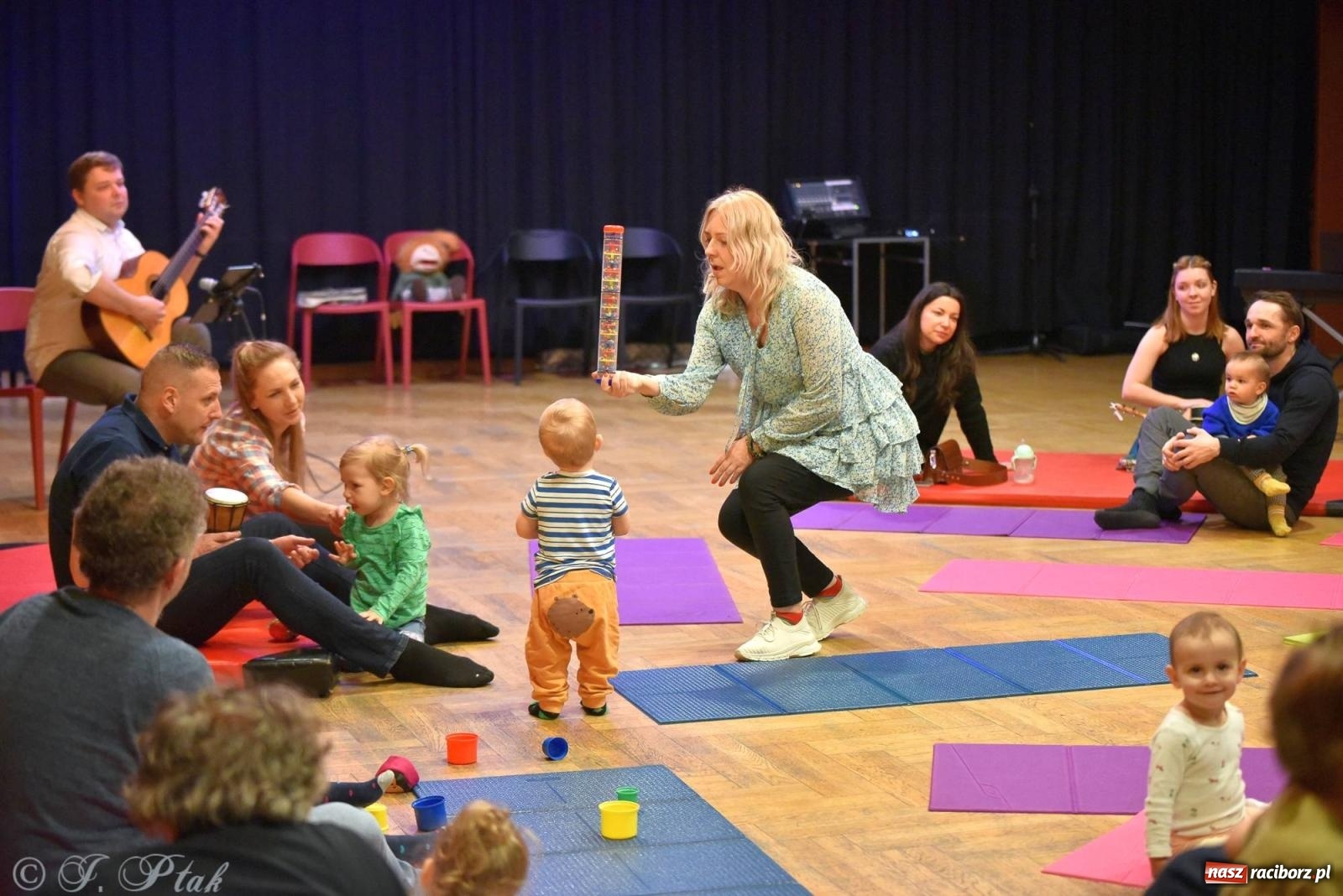 Zdjęcie w galerii na portalu naszraciborz.pl: Od klasyki do Afryki. Perkusja na spotkaniu maluchów z dźwiękami wiadomości z regionu