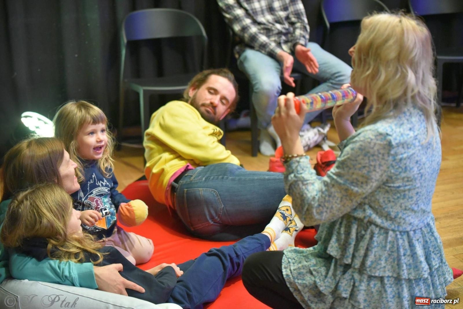 Zdjęcie w galerii na portalu naszraciborz.pl: Od klasyki do Afryki. Perkusja na spotkaniu maluchów z dźwiękami wiadomości z regionu