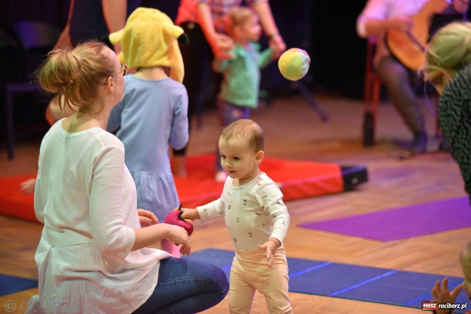 Zdjęcie w galerii na portalu naszraciborz.pl: Od klasyki do Afryki. Perkusja na spotkaniu maluchów z dźwiękami wiadomości z regionu