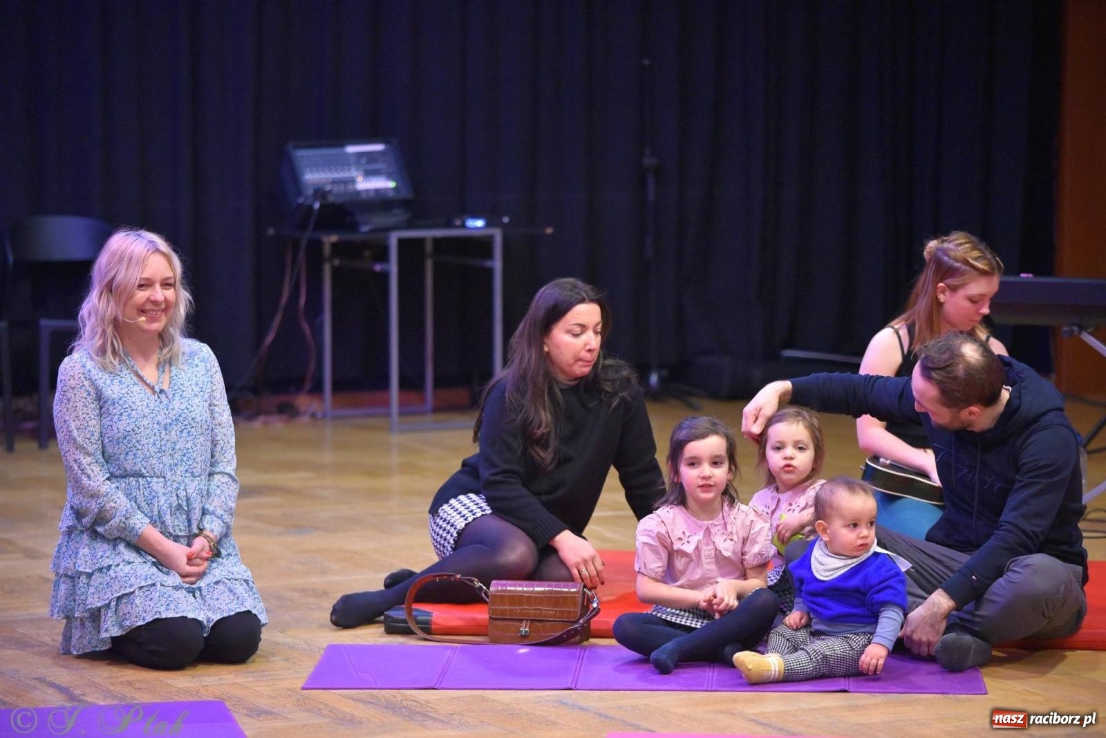 Zdjęcie w galerii na portalu naszraciborz.pl: Od klasyki do Afryki. Perkusja na spotkaniu maluchów z dźwiękami wiadomości z regionu