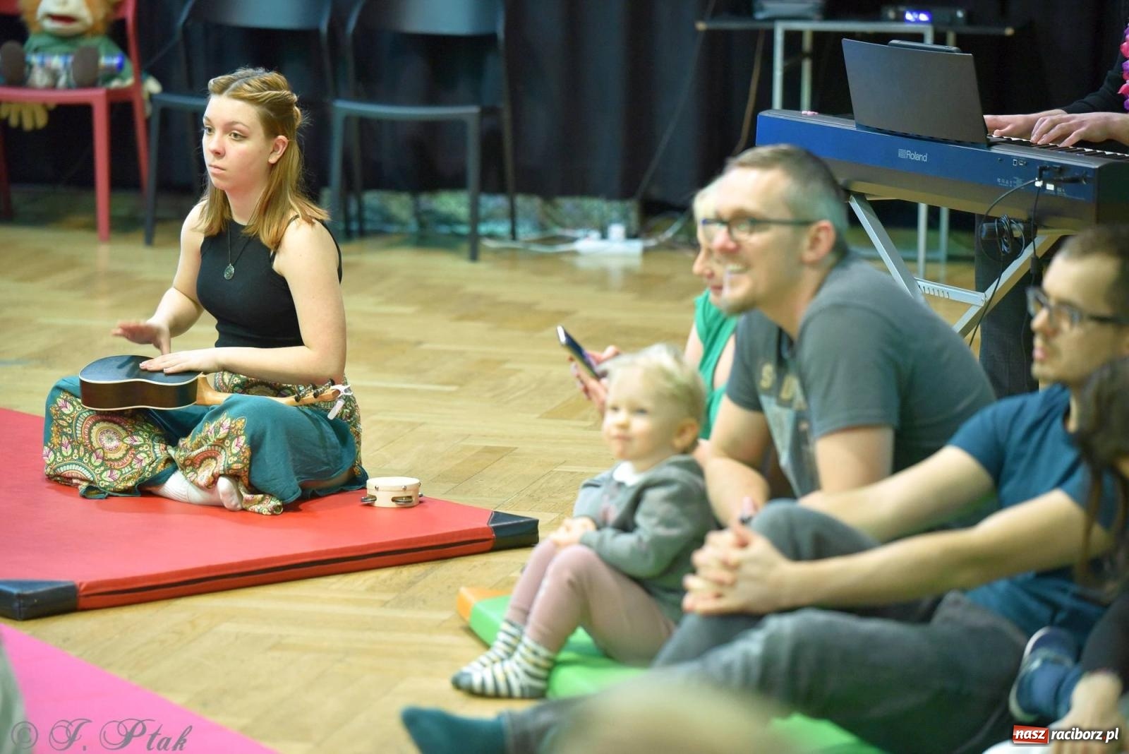 Zdjęcie w galerii na portalu naszraciborz.pl: Od klasyki do Afryki. Perkusja na spotkaniu maluchów z dźwiękami wiadomości z regionu