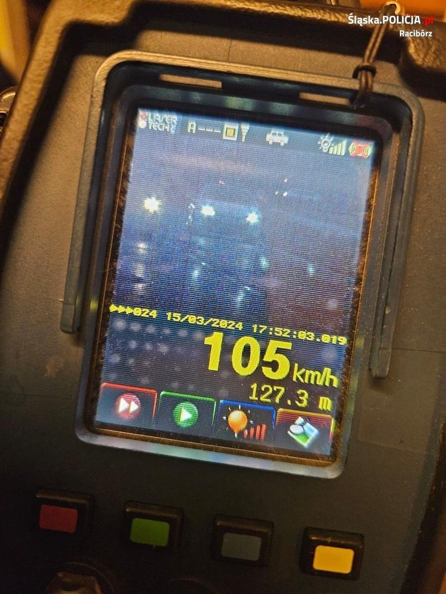 Zdjęcie w galerii na portalu naszraciborz.pl: Na Piaskowej jak na torze wyścigowym. 13 punktów i 1500 zł mandatu wiadomości z regionu