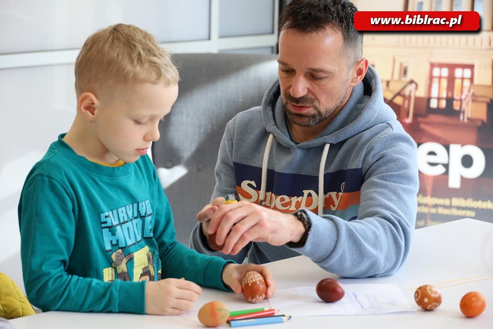 Zdjęcie w galerii na portalu naszraciborz.pl: Świątecznie i z jajem w bibliotecznym Klubie Ojca wiadomości z regionu