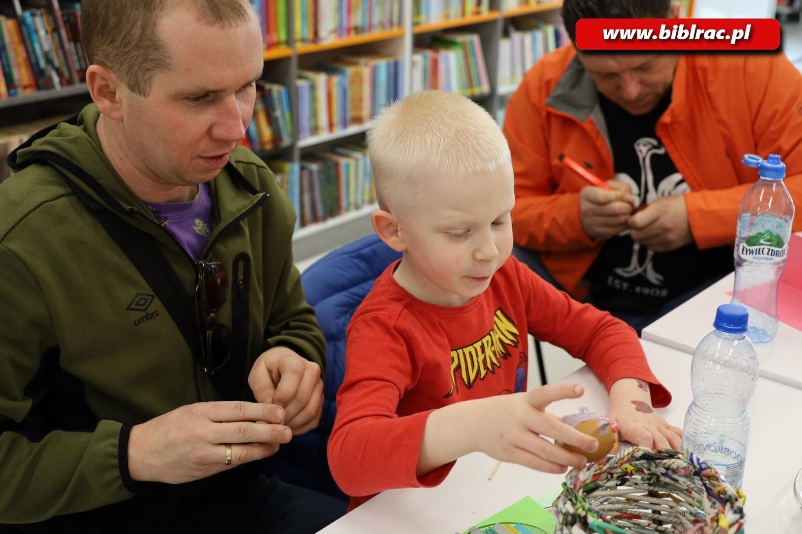 Zdjęcie w galerii na portalu naszraciborz.pl: Świątecznie i z jajem w bibliotecznym Klubie Ojca wiadomości z regionu