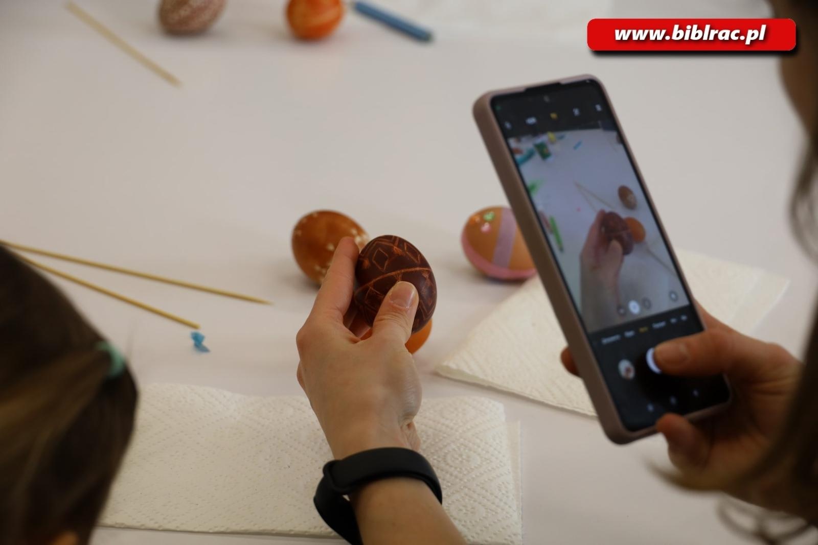 Zdjęcie w galerii na portalu naszraciborz.pl: Świątecznie i z jajem w bibliotecznym Klubie Ojca wiadomości z regionu