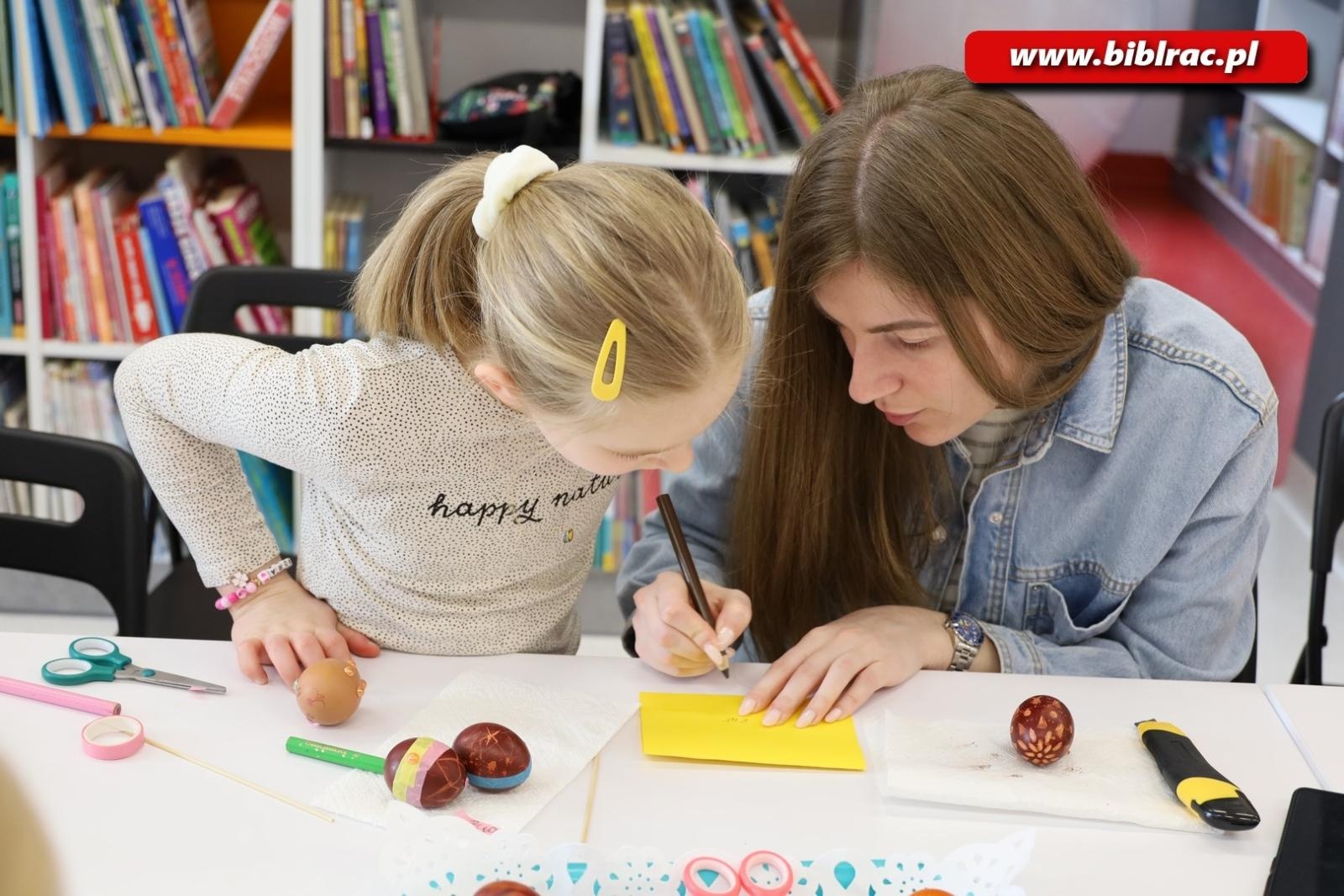 Zdjęcie w galerii na portalu naszraciborz.pl: Świątecznie i z jajem w bibliotecznym Klubie Ojca wiadomości z regionu