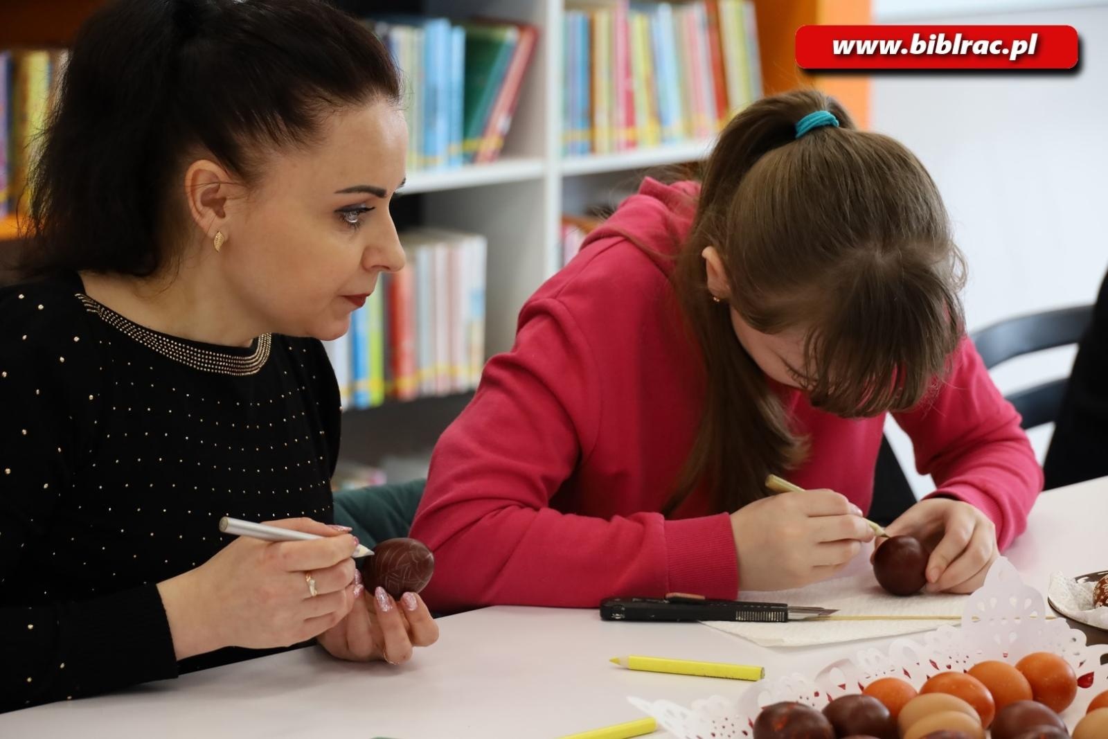 Zdjęcie w galerii na portalu naszraciborz.pl: Świątecznie i z jajem w bibliotecznym Klubie Ojca wiadomości z regionu