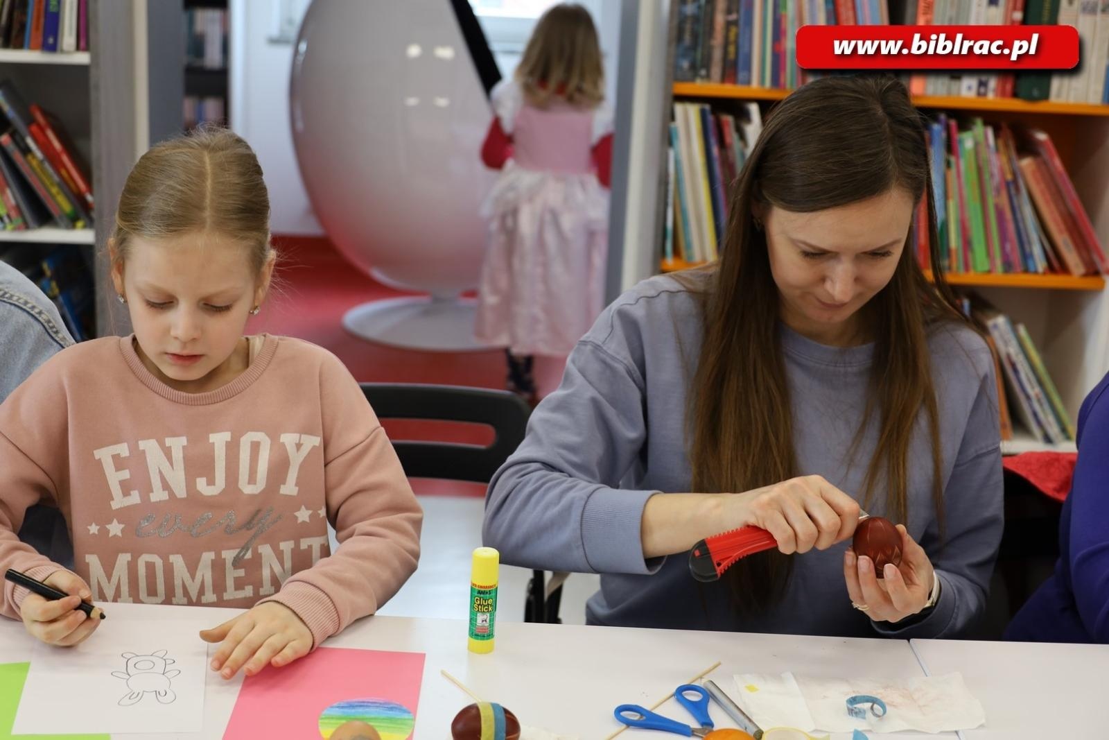 Zdjęcie w galerii na portalu naszraciborz.pl: Świątecznie i z jajem w bibliotecznym Klubie Ojca wiadomości z regionu