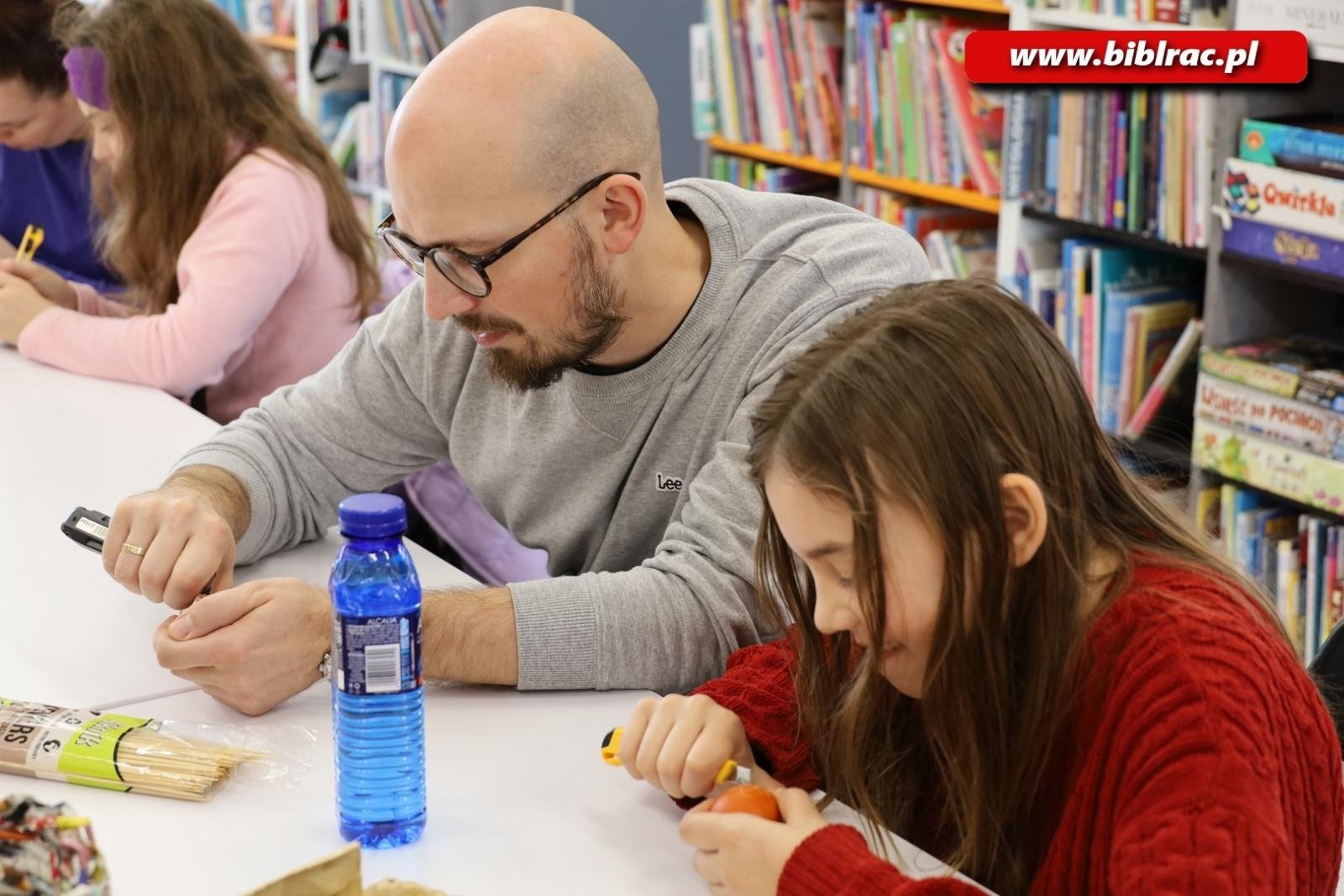 Zdjęcie w galerii na portalu naszraciborz.pl: Świątecznie i z jajem w bibliotecznym Klubie Ojca wiadomości z regionu