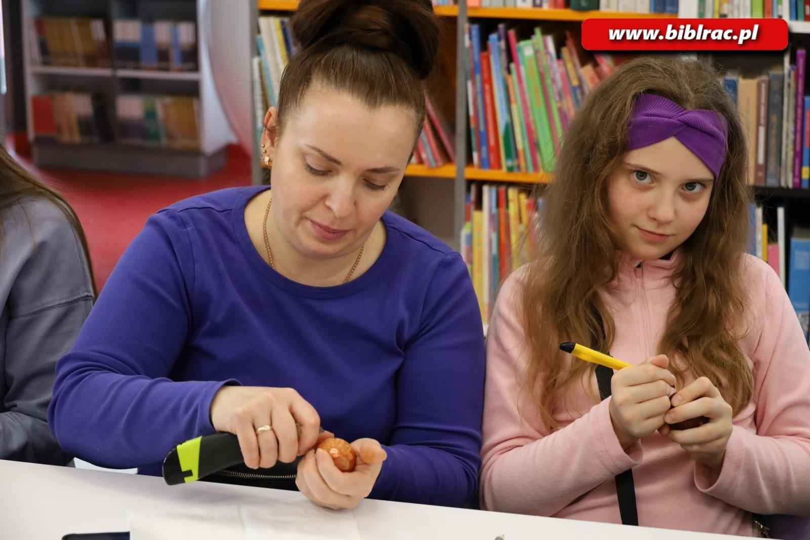 Zdjęcie w galerii na portalu naszraciborz.pl: Świątecznie i z jajem w bibliotecznym Klubie Ojca wiadomości z regionu