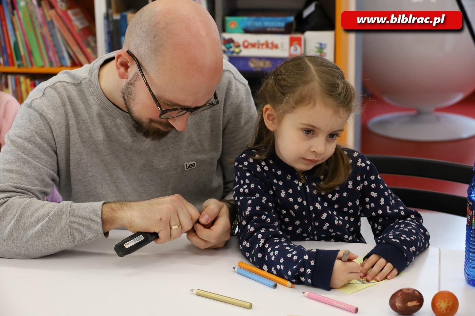 Zdjęcie w galerii na portalu naszraciborz.pl: Świątecznie i z jajem w bibliotecznym Klubie Ojca wiadomości z regionu