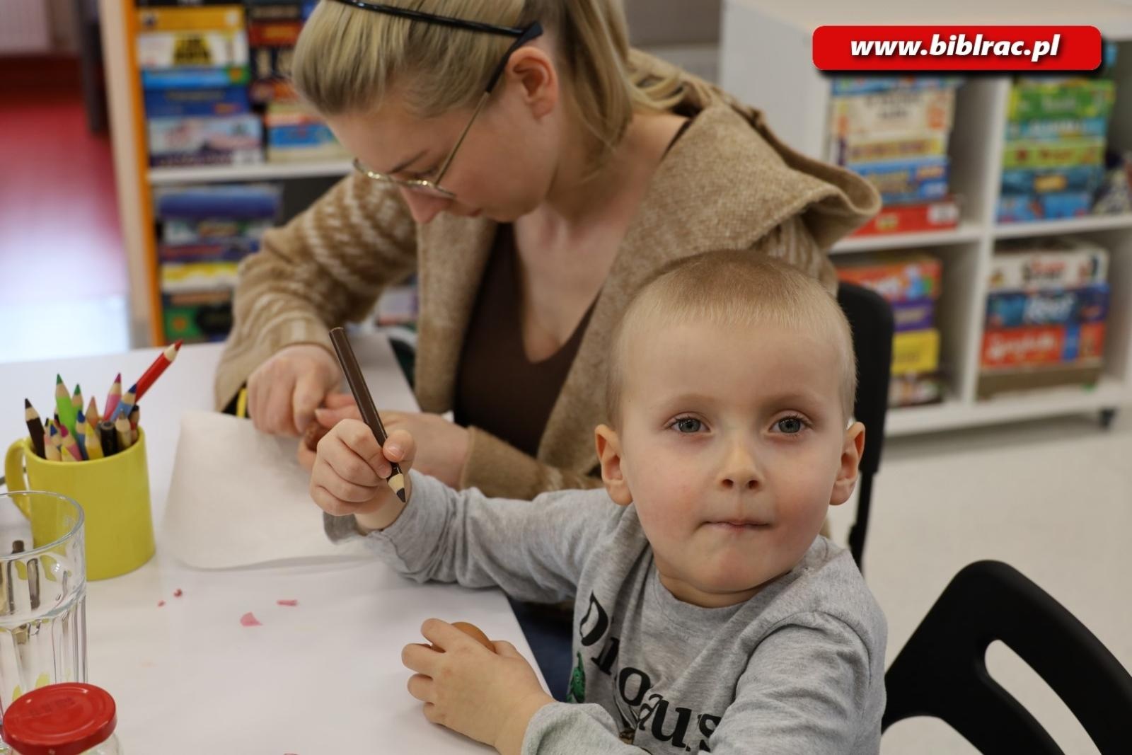 Zdjęcie w galerii na portalu naszraciborz.pl: Świątecznie i z jajem w bibliotecznym Klubie Ojca wiadomości z regionu