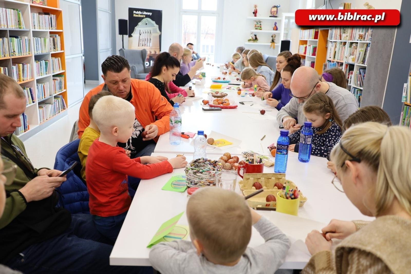Zdjęcie w galerii na portalu naszraciborz.pl: Świątecznie i z jajem w bibliotecznym Klubie Ojca wiadomości z regionu