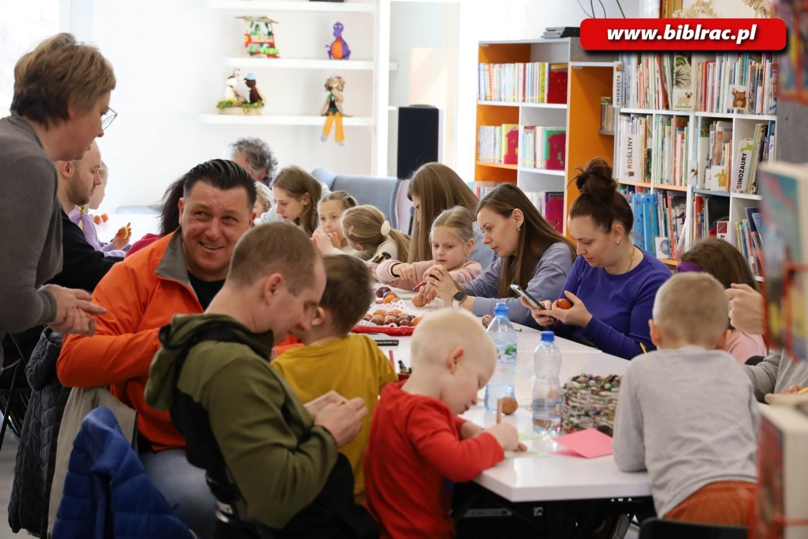 Zdjęcie w galerii na portalu naszraciborz.pl: Świątecznie i z jajem w bibliotecznym Klubie Ojca wiadomości z regionu