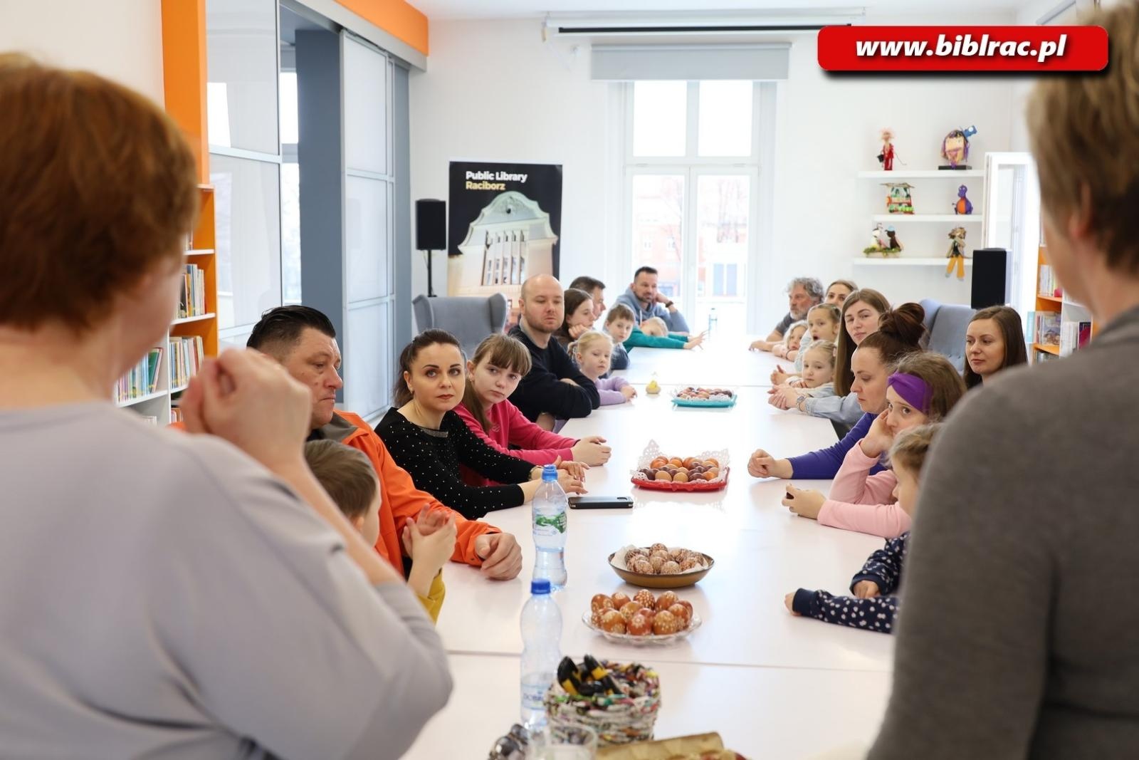 Zdjęcie w galerii na portalu naszraciborz.pl: Świątecznie i z jajem w bibliotecznym Klubie Ojca wiadomości z regionu