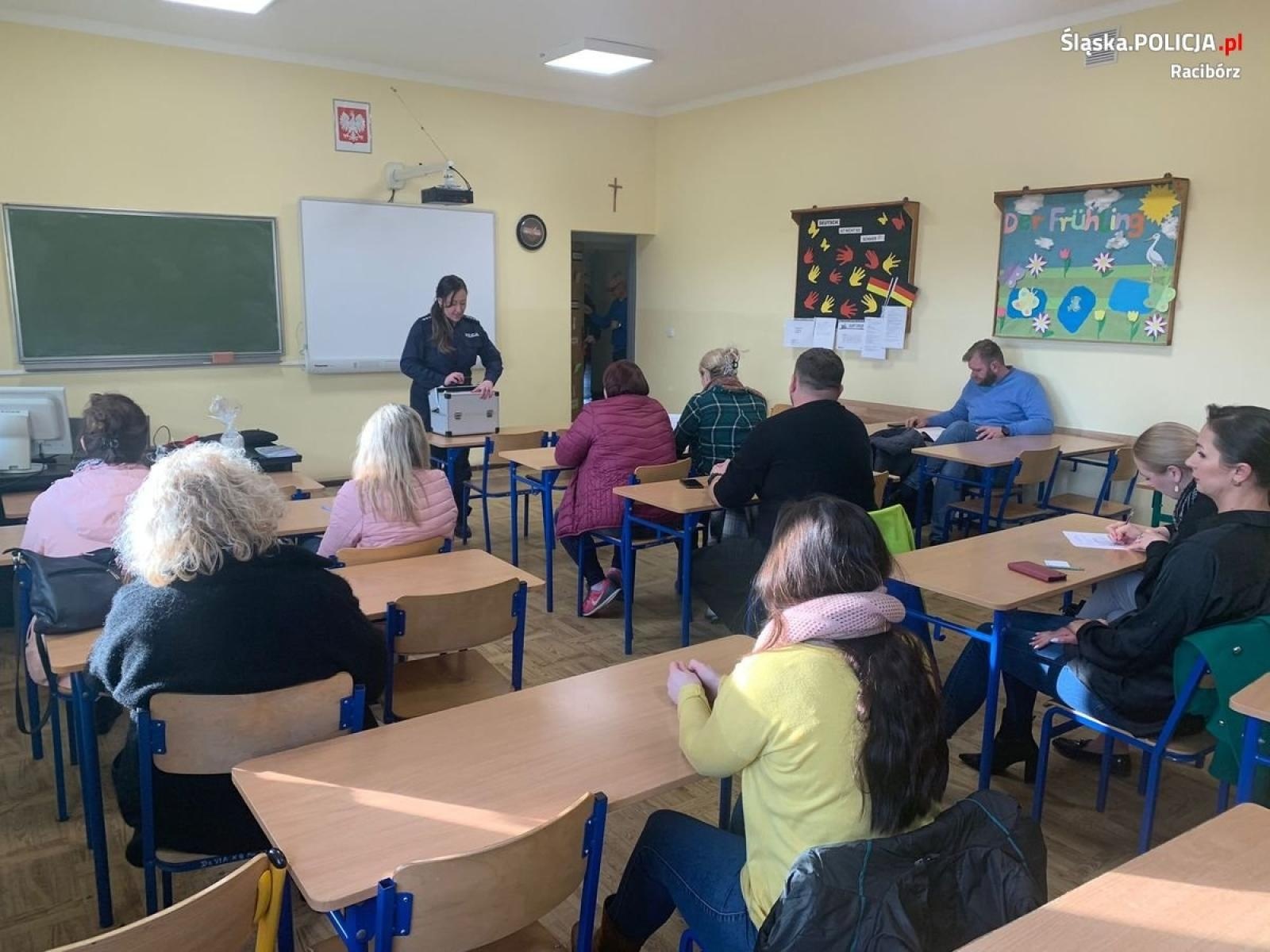 Zdjęcie w galerii na portalu naszraciborz.pl: Policjantka spotkała się z rodzicami uczniów bieńkowickiej szkoły wiadomości z regionu