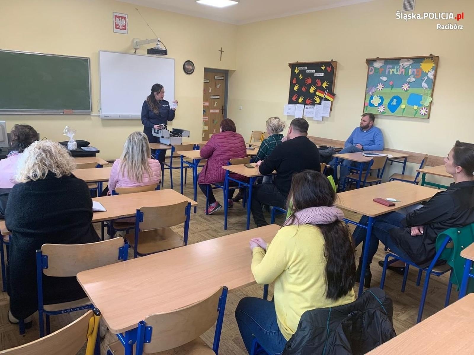 Zdjęcie w galerii na portalu naszraciborz.pl: Policjantka spotkała się z rodzicami uczniów bieńkowickiej szkoły wiadomości z regionu