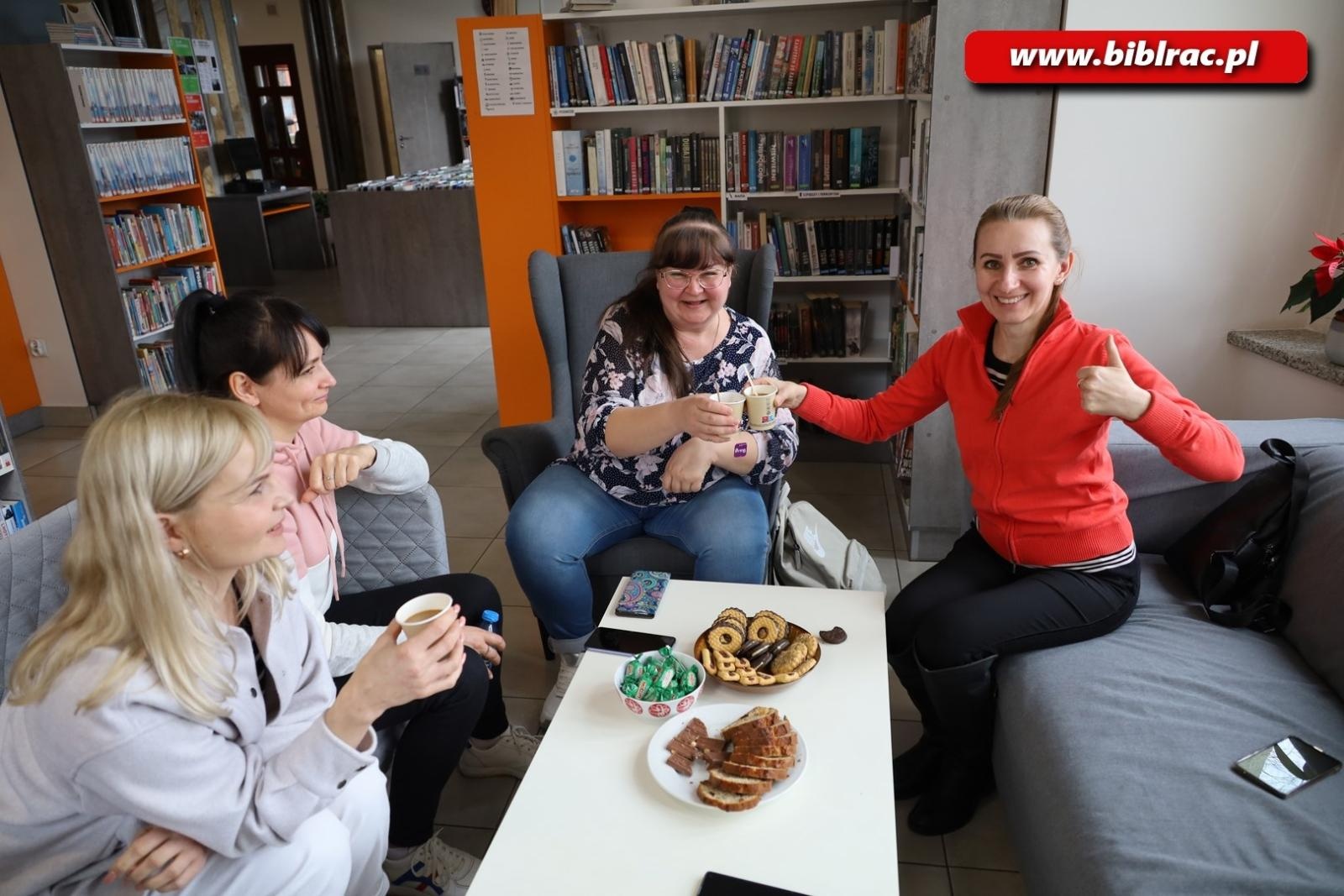 Zdjęcie w galerii na portalu naszraciborz.pl: Porozmawiajmy o poezji. Za nami kolejne spotkanie Kafejki Językowej w bibliotece wiadomości z regionu