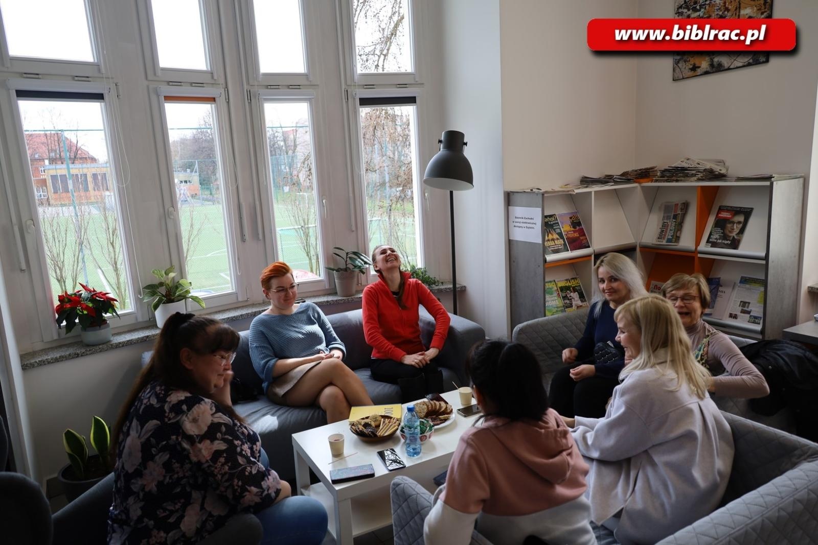 Zdjęcie w galerii na portalu naszraciborz.pl: Porozmawiajmy o poezji. Za nami kolejne spotkanie Kafejki Językowej w bibliotece wiadomości z regionu