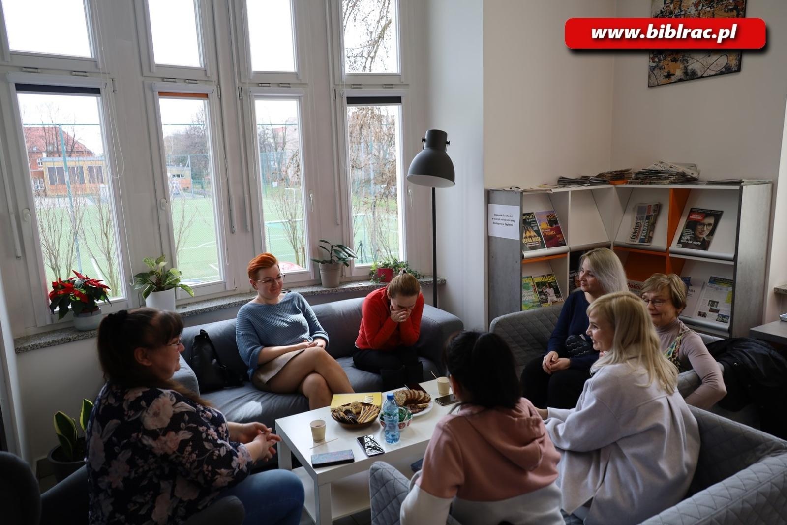 Zdjęcie w galerii na portalu naszraciborz.pl: Porozmawiajmy o poezji. Za nami kolejne spotkanie Kafejki Językowej w bibliotece wiadomości z regionu