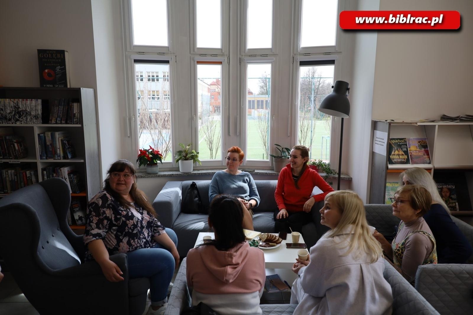 Zdjęcie w galerii na portalu naszraciborz.pl: Porozmawiajmy o poezji. Za nami kolejne spotkanie Kafejki Językowej w bibliotece wiadomości z regionu