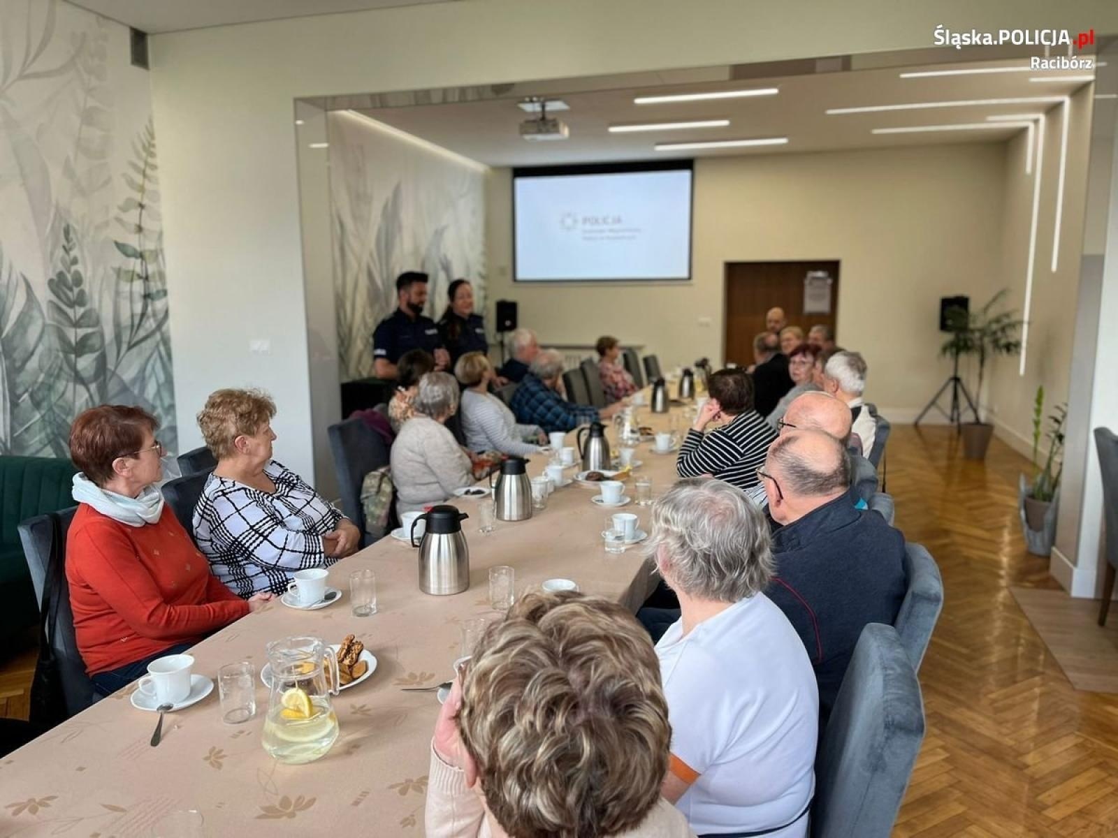Zdjęcie w galerii na portalu naszraciborz.pl: Policjanci debatowali z seniorami w Borucinie wiadomości z regionu