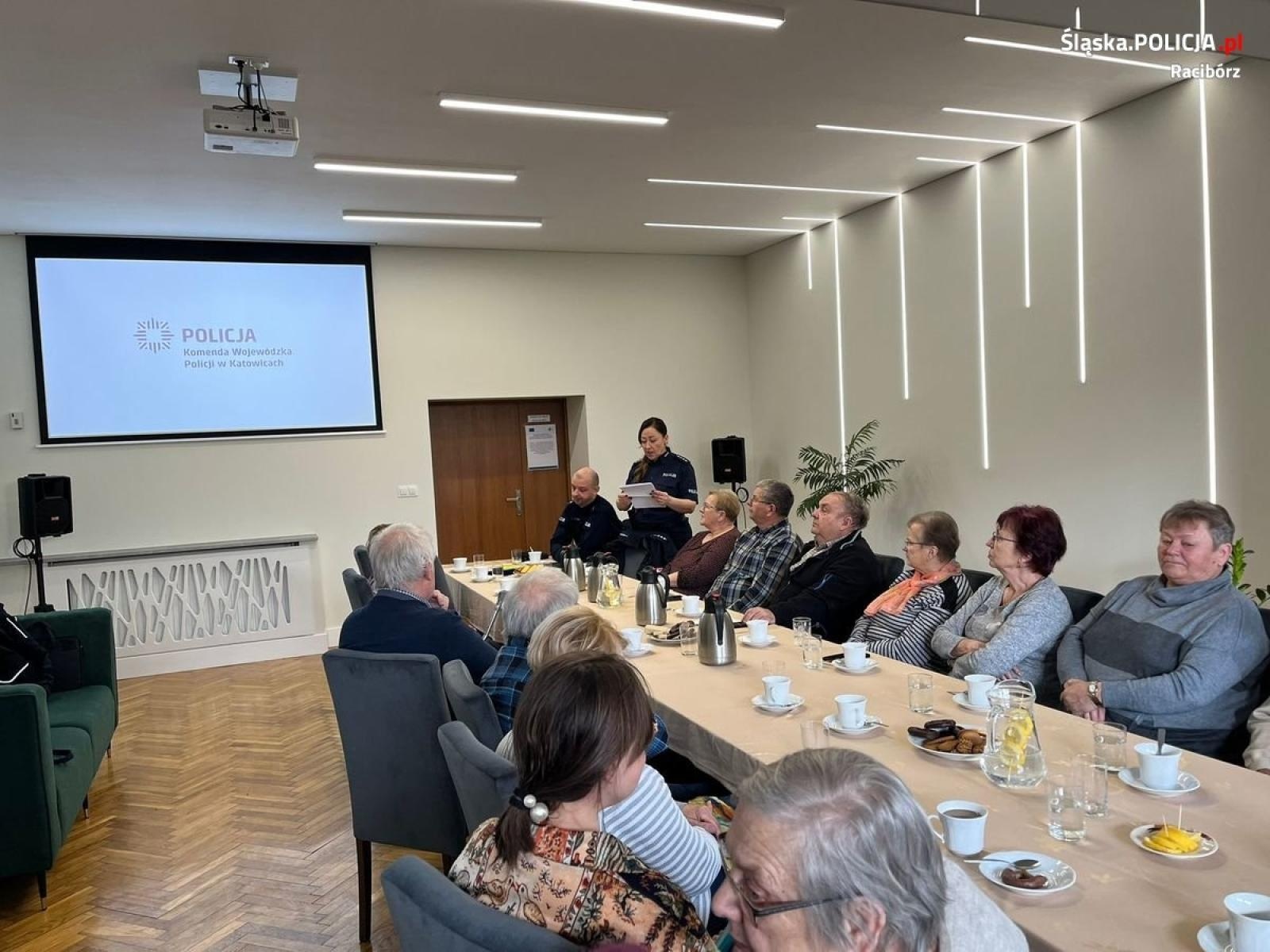 Zdjęcie w galerii na portalu naszraciborz.pl: Policjanci debatowali z seniorami w Borucinie wiadomości z regionu