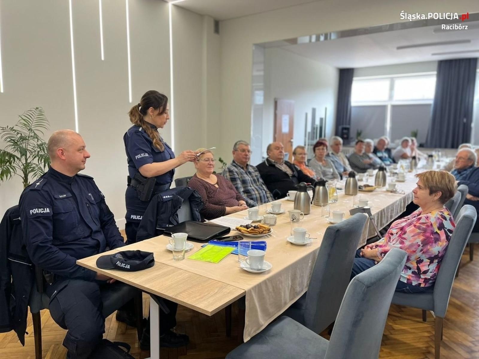 Zdjęcie w galerii na portalu naszraciborz.pl: Policjanci debatowali z seniorami w Borucinie wiadomości z regionu