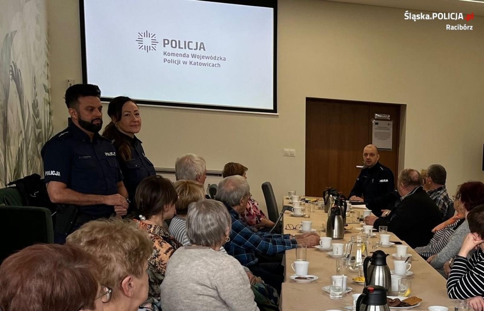 Zdjęcie w galerii na portalu naszraciborz.pl: Policjanci debatowali z seniorami w Borucinie wiadomości z regionu