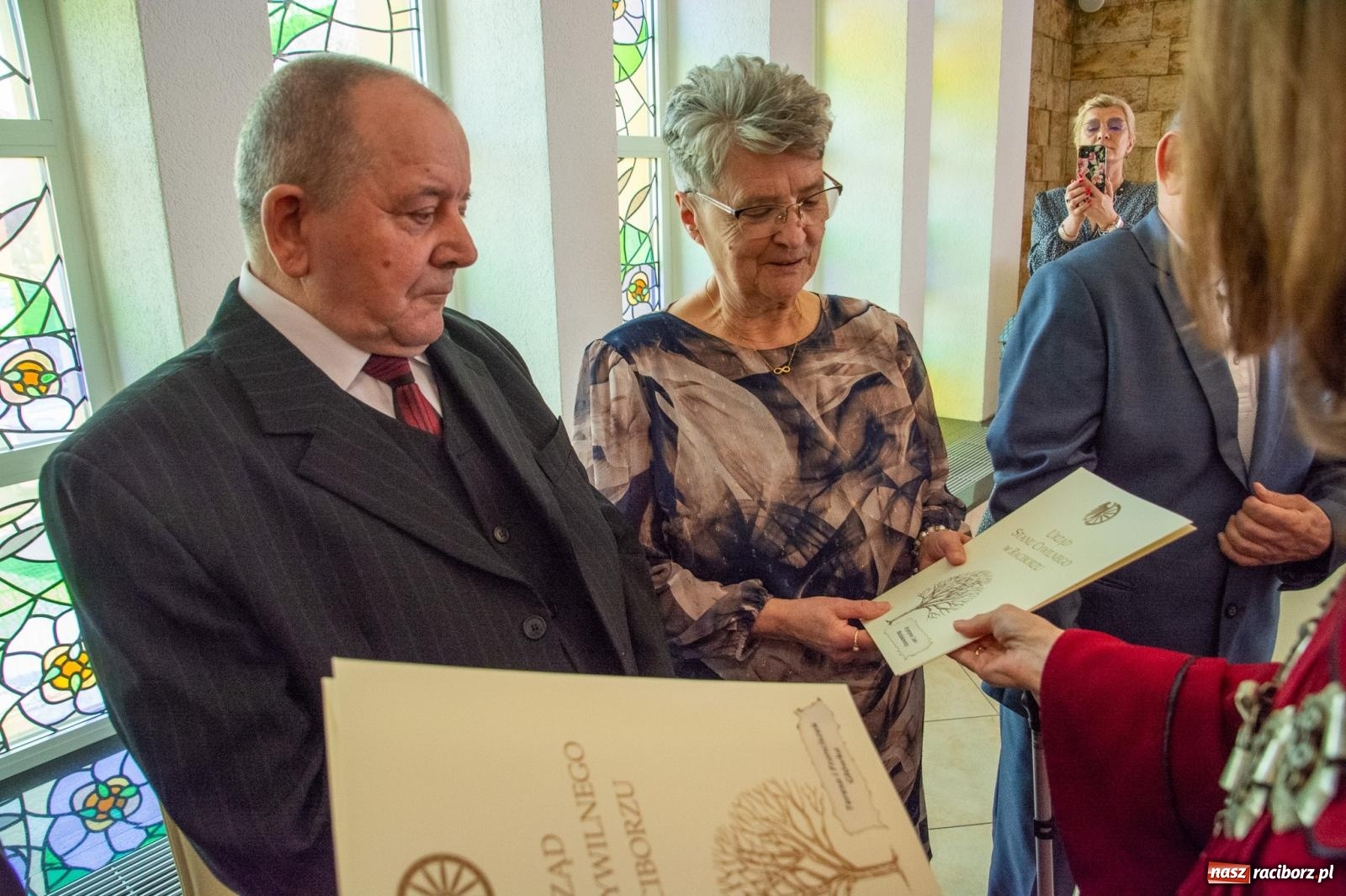 Zdjęcie w galerii na portalu naszraciborz.pl: Złote gody w raciborskim USC. Świętuje siedem par [FOTO i WIDEO] wiadomości z regionu