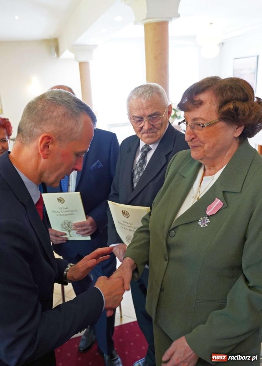 Zdjęcie w galerii na portalu naszraciborz.pl: Złote gody w raciborskim USC. Świętuje siedem par [FOTO i WIDEO] wiadomości z regionu