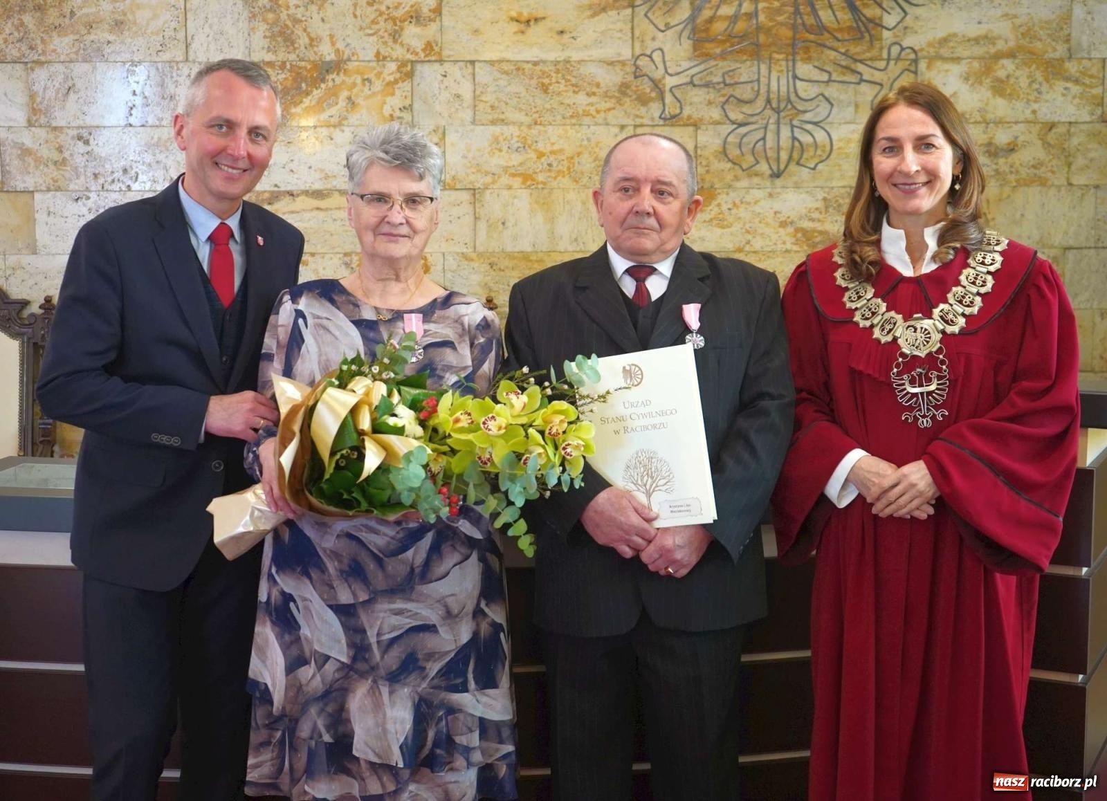 Zdjęcie w galerii na portalu naszraciborz.pl: Złote gody w raciborskim USC. Świętuje siedem par [FOTO i WIDEO] wiadomości z regionu