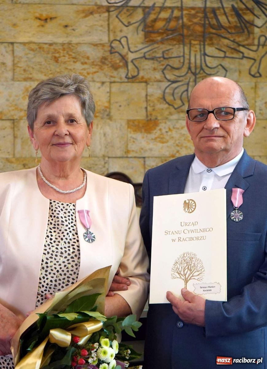Zdjęcie w galerii na portalu naszraciborz.pl: Złote gody w raciborskim USC. Świętuje siedem par [FOTO i WIDEO] wiadomości z regionu