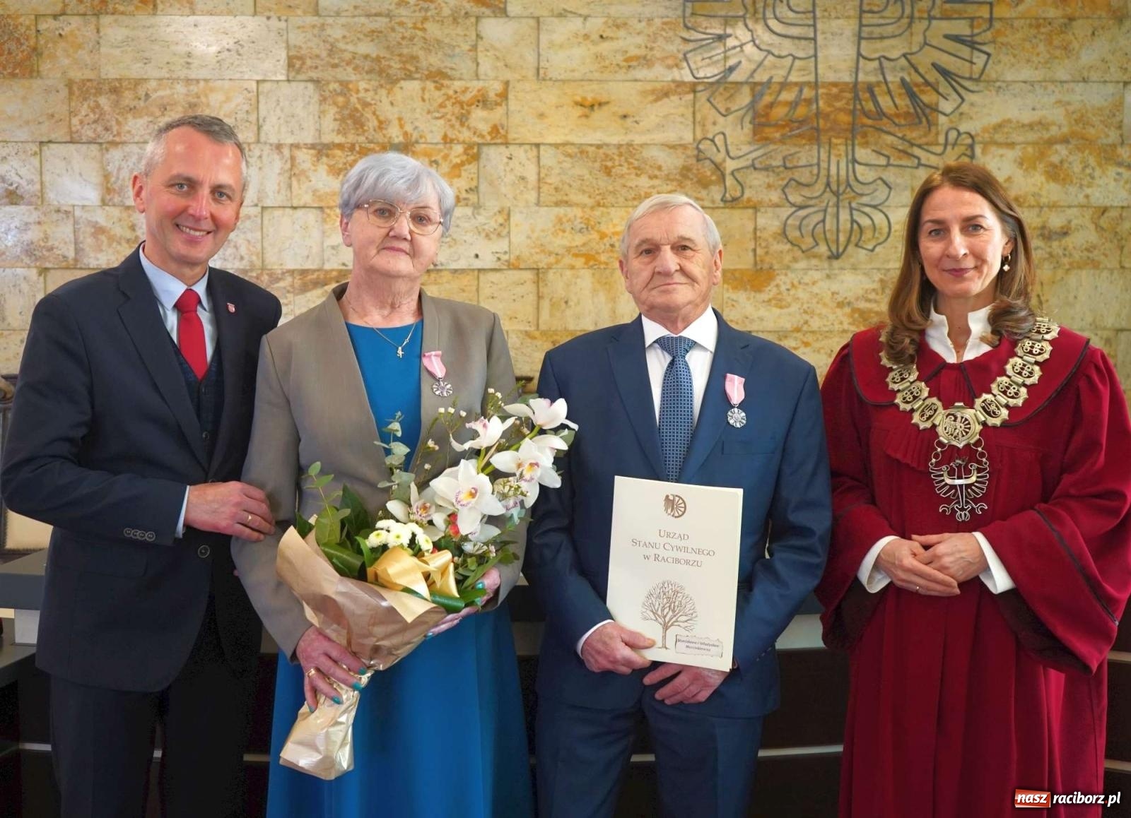 Zdjęcie w galerii na portalu naszraciborz.pl: Złote gody w raciborskim USC. Świętuje siedem par [FOTO i WIDEO] wiadomości z regionu