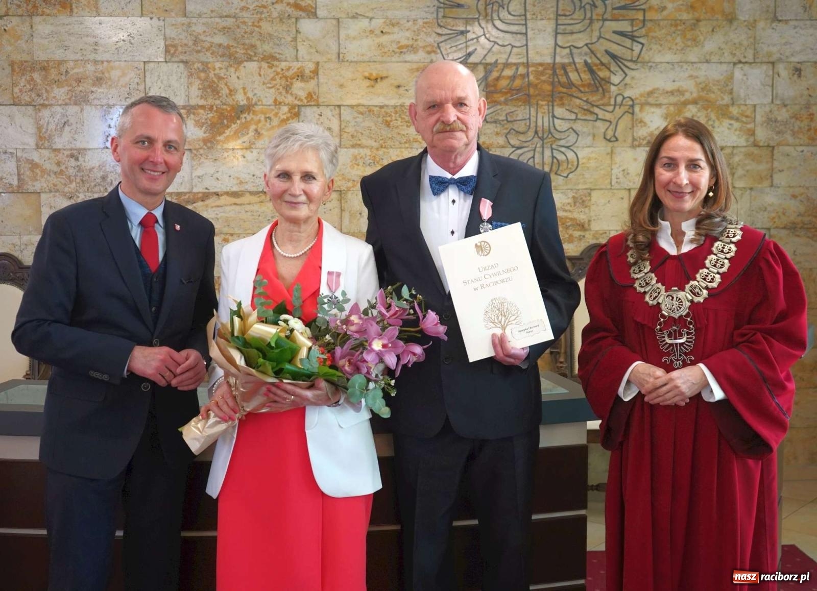 Zdjęcie w galerii na portalu naszraciborz.pl: Złote gody w raciborskim USC. Świętuje siedem par [FOTO i WIDEO] wiadomości z regionu