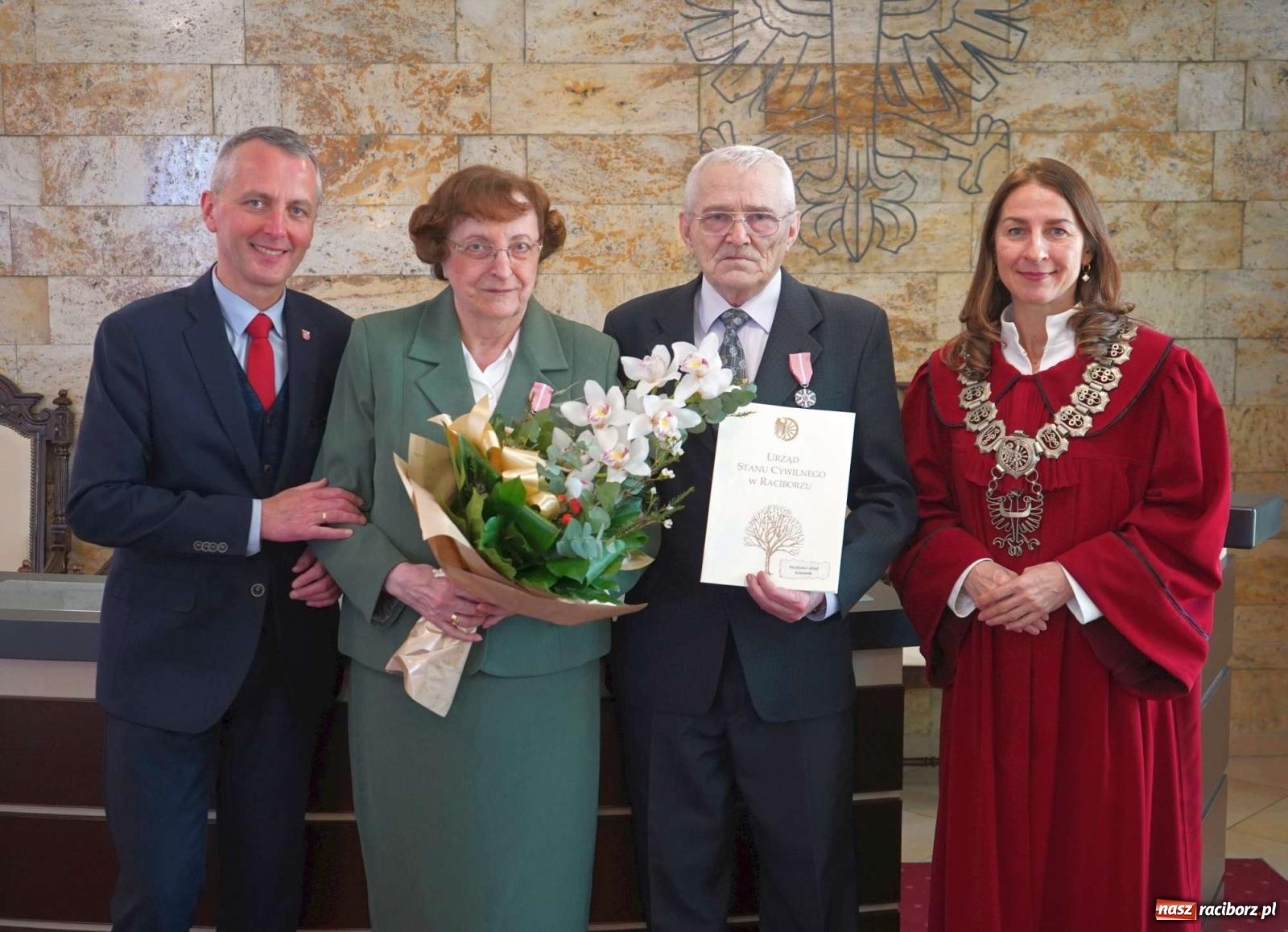 Zdjęcie w galerii na portalu naszraciborz.pl: Złote gody w raciborskim USC. Świętuje siedem par [FOTO i WIDEO] wiadomości z regionu