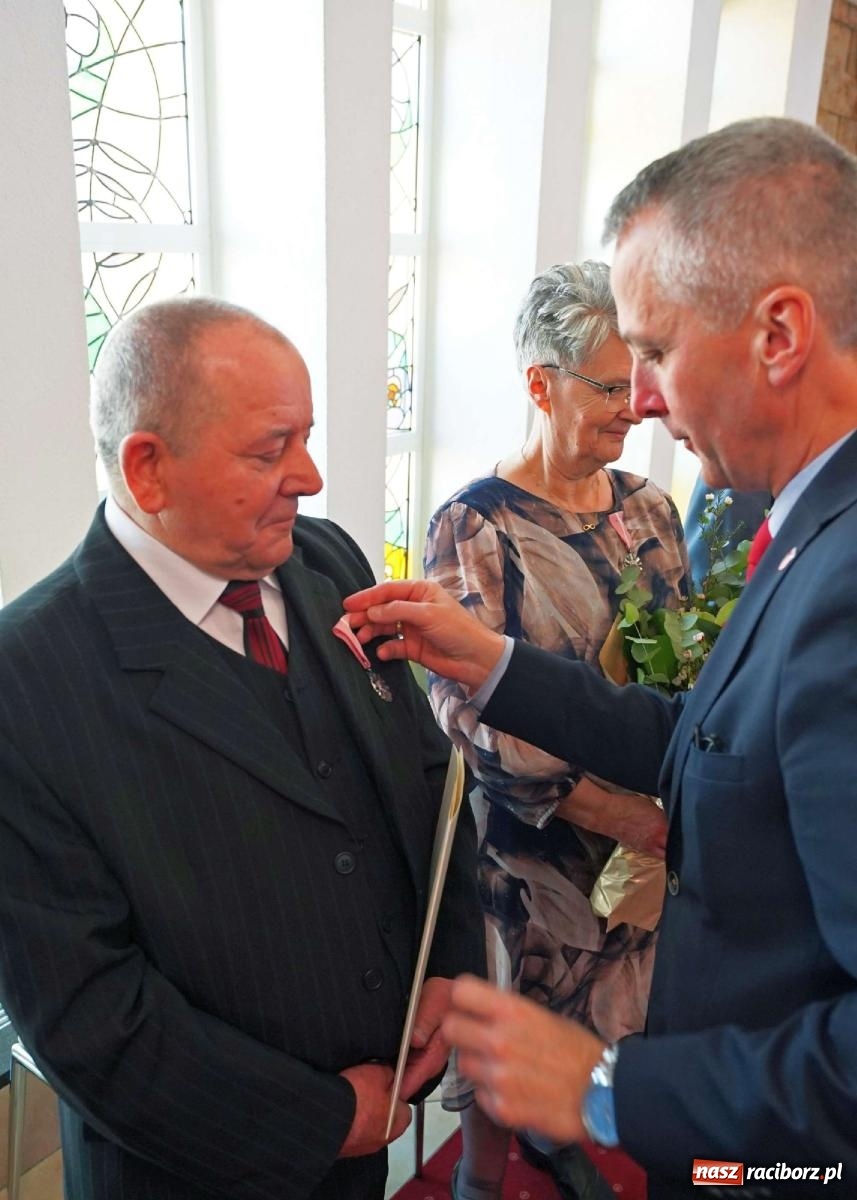 Zdjęcie w galerii na portalu naszraciborz.pl: Złote gody w raciborskim USC. Świętuje siedem par [FOTO i WIDEO] wiadomości z regionu